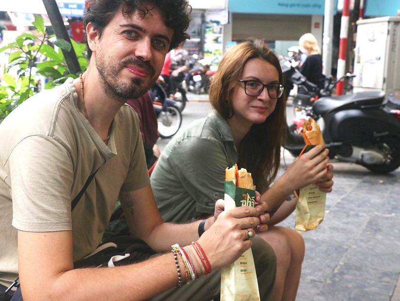 Visitantes internacionales se deleitan con la comida callejera de Hanoi (Fuente: VNA)