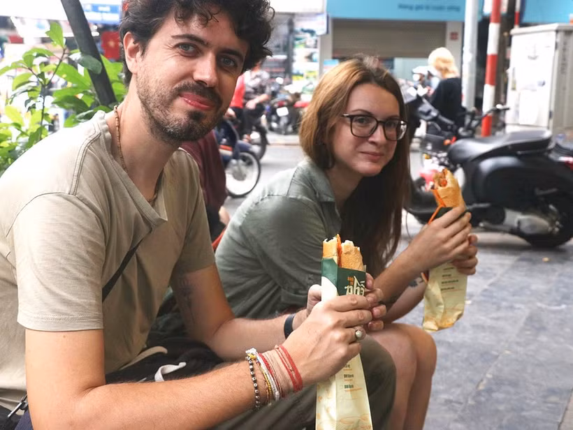 Visitantes internacionales se deleitan con la comida callejera de Hanoi (Fuente: VNA)
