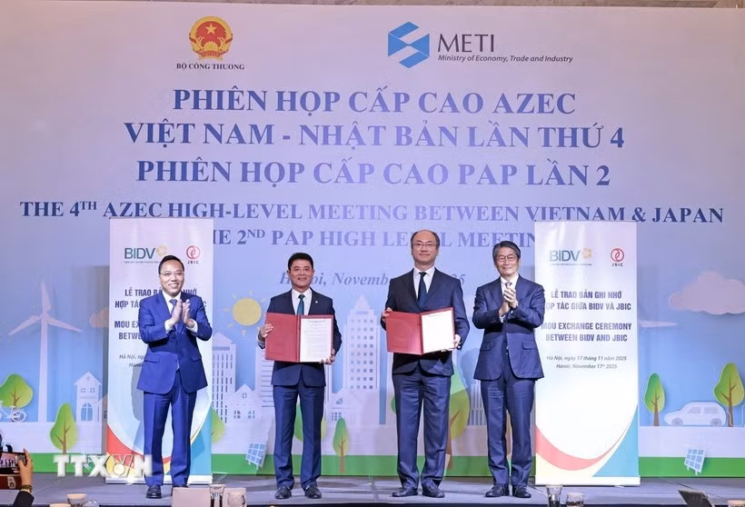 El Banco de Inversión y Desarrollo de Vietnam (BIDV) y el Banco Japonés de Cooperación Internacional (JBIC) intercambiaron las actas de cooperación. (Foto: VNA)