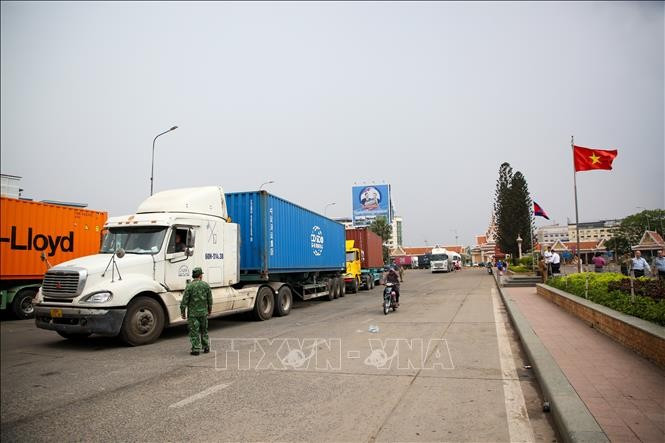Las actividades comerciales están en pleno auge en la frontera entre Vietnam y Camboya, contribuyendo al objetivo de alcanzar los 20 mil millones de dólares en facturación. Foto: VNA
