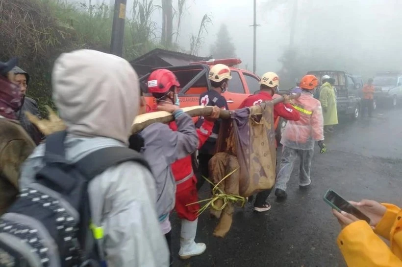 El deslizamiento de tierra causó la muerte de al menos 16 personas y ha dejado a otras 10 personas heridas (Fuente: AP)