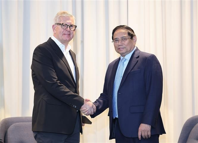 El primer ministro de Vietnam, Pham Minh Chinh (derecha) y el presidente y director ejecutivo del grupo Ericsson, Borje Ekholm (Fuente: VNA)