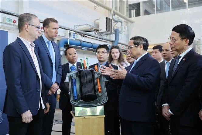 El primer ministro Pham Minh Chinh (segundo a la derecha) visita la división de ciencia e ingeniería nuclear (NSE) del Departamento de Física del Real Instituto de Tecnología (KTH) de Suecia (Foto: VNA)