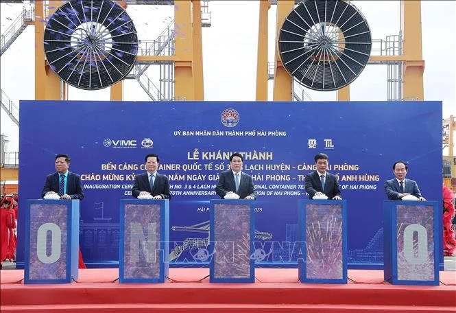 En la inauguración oficial de los muelles de contenedores internacionales 3 y 4 (Fuente: VNA)