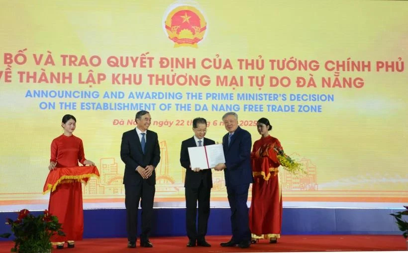 El viceprimer ministro Nguyen Hoa Binh (segundo desde derecha) presenta la decisión del Primer Ministro de establecer la Zona de Libre Comercio de Da Nang el 22 de junio. (Foto: VNA)
