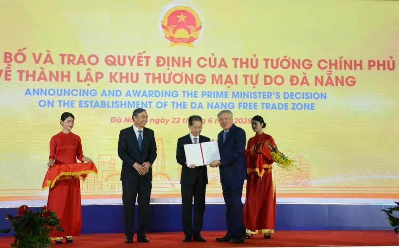El viceprimer ministro Nguyen Hoa Binh (segundo desde derecha) presenta la decisión del Primer Ministro de establecer la Zona de Libre Comercio de Da Nang el 22 de junio. (Foto: VNA)