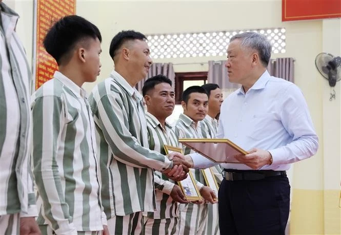 El viceprimer ministro permanente, Nguyen Hoa Binh, entrega certificados de amnistía a presos que cumplen los requisitos (Foto: VNA)