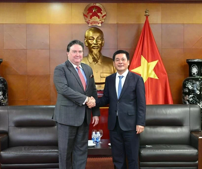 El ministro de Industria y Comercio, Nguyen Hong Dien, sostiene una reunión con el embajador de Washington en Hanoi, Marc E. Knapper (Fuente: VNA)