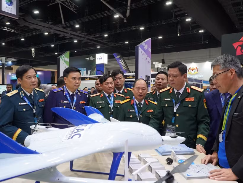 Una delegación de alto rango del Ministerio de Defensa Nacional de Vietnam visita los stands de la exposición. (Foto: Ministerio de Defensa)