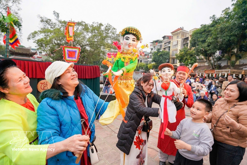 El festival de turismo contribuye a presentar y promover los destinos, productos, servicios y recuerdos turísticos de marca de Hanoi. (Foto: VNA)