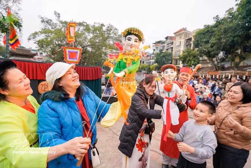El festival de turismo contribuye a presentar y promover los destinos, productos, servicios y recuerdos turísticos de marca de Hanoi. (Foto: VNA)