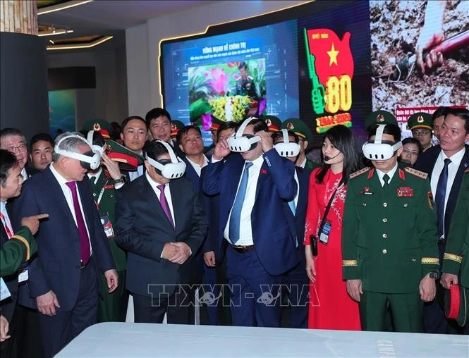 El primer ministro vietnamita, Pham Minh Chinh (segundo desde izquierda) visita el área de exposición de productos de defensa de Viettel. (Fuente: VNA)