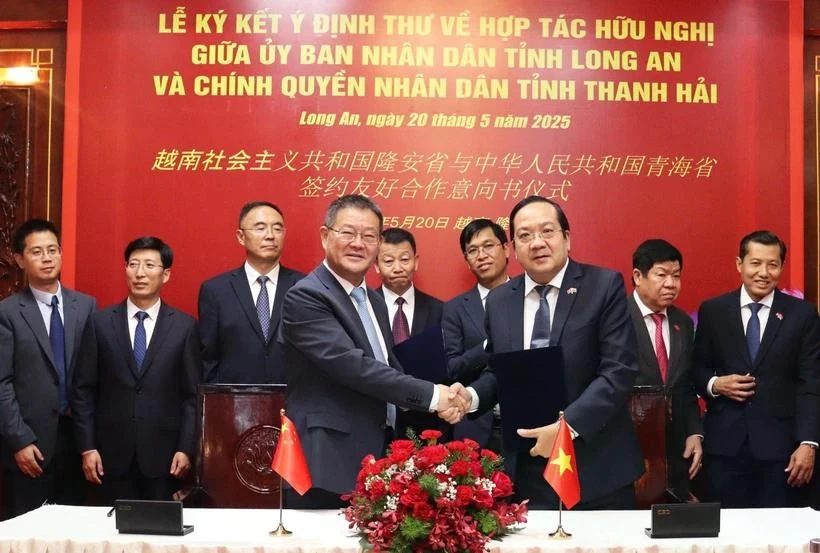 En la firrma de la Carta de Intención (CDI) entre Long An y Qinghai para establecer lazos de amistad entre ambas localidades (Fuente: VNA)