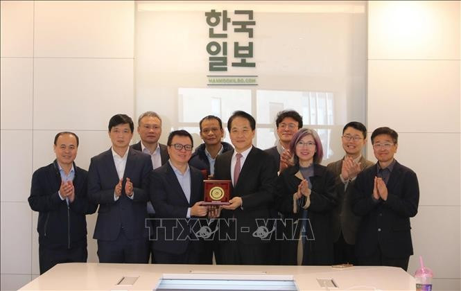 En el encuentro entre la delegación vietnamita y el diario Hankook Ilbo (Fuente: VNA)