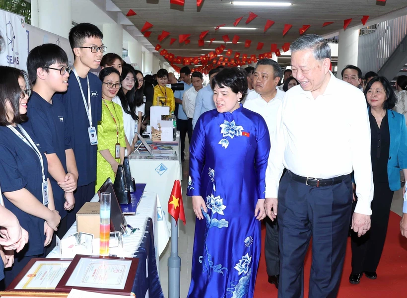 El secretario del Partido Comunista de Vietnam, To Lam, realiza una visita de trabajo para revisar el desarrollo del sector educativo en Hanoi (Fuente: VNA)