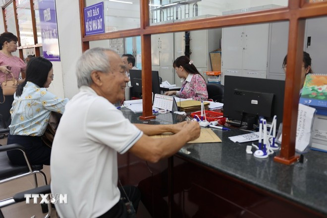La gente acude a realizar trámites administrativos en el nuevo barrio de Vung Tau. (Foto: VNA)