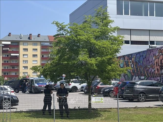 La policía monta guardia en el lugar del tiroteo en la escuela de Graz, Austria (Foto: Xinhua/VNA)