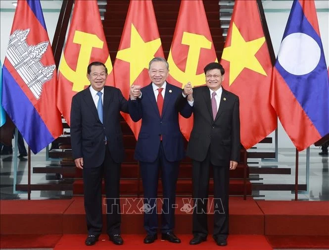 El secretario general del Partido Comunista de Vietnam, To Lam (centro) sostiene una reunión de alto nivel con el presidente del Partido Popular de Camboya y titular del Senado del país vecino, Hun Sen (izquierda) y el secretario general del Partido Popular Revolucionario y presidente de Laos, Thongloun Sisoulith (Fuente: VNA)