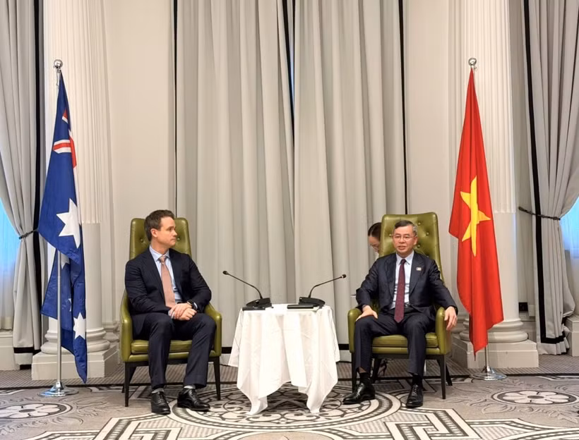 El ministro de Finanzas, Ngo Van Tuan, sostiene una reunión de trabajo con el profesor Alec Cameron, vicepresidente y rector de la universidad RMIT. Foto: tapchikinhtetaichinh.vn