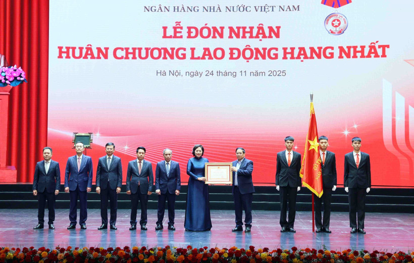 El primer ministro Pham Minh Chinh entrega la Medalla Laboral de primera clase al Banco Estatal de Vietnam. Foto: VNA