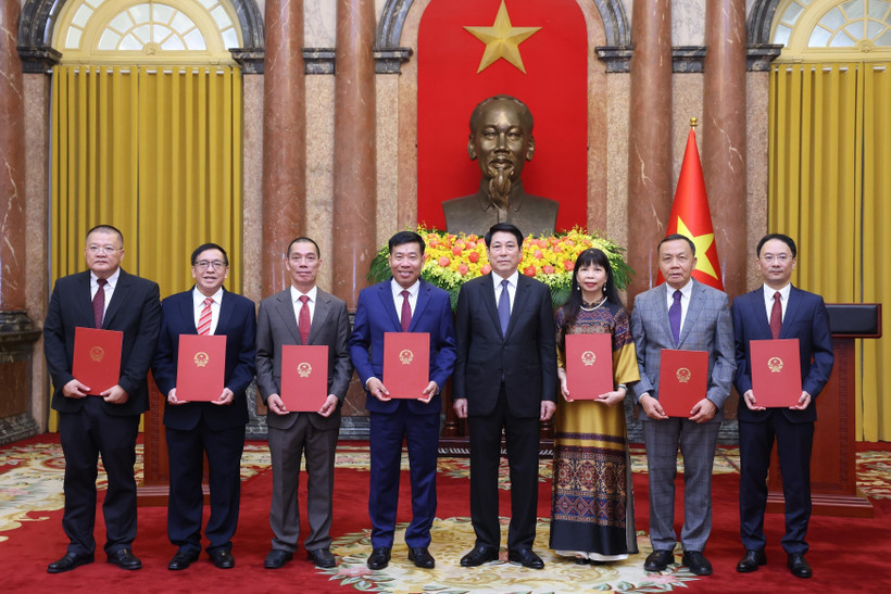 El presidente de Vietnam, Luong Cuong, posa una foto con los embajadores nombrados (Fuente: VNA)