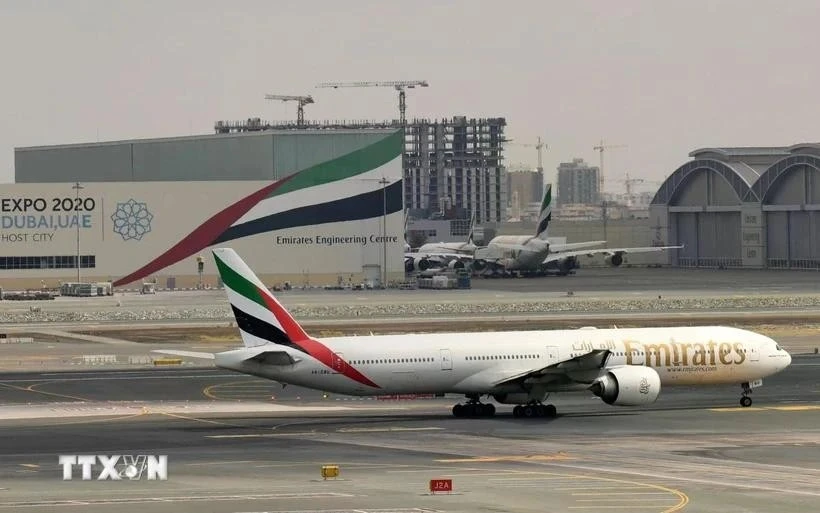 Un avión de Emirates en el Aeropuerto Internacional de Dubái, Emiratos Árabes Unidos. (Foto: AFP/VNA)