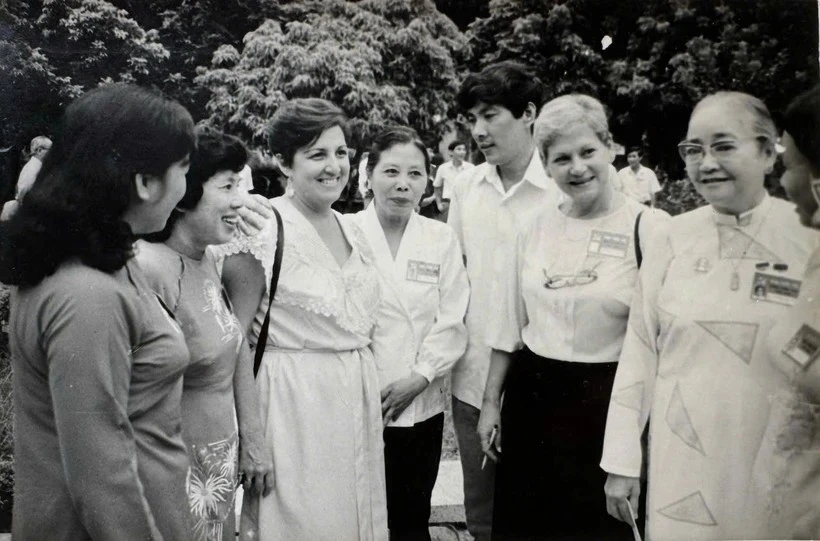 La heroína Nguyen Thi Dinh conversa con Yolanda Ferrer y Tania Maceira (vicejefa del Departamento de Relaciones Exteriores del Comité Central del PCC y luego embajadora de Cuba en Vietnam), durante el VII Congreso del Partido Comunista de Vietnam en 1991.