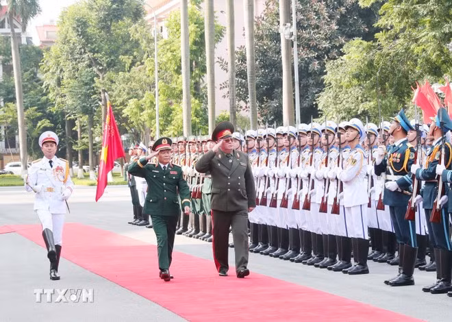 El general vietnamita Nguyen Tan Cuong y el mayor general Muraveiko Pavel Nikolaevich pasan revista a la Guardia de Honor del Ejército Popular de Vietnam en la ceremonia de bienvenida. (Foto: VNA)