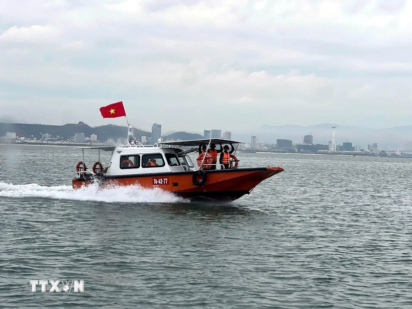 Embarcaciones del Comando Militar Provincial de Quang Ninh patrullan en la Bahía de Ha Long. (Foto: VNA)