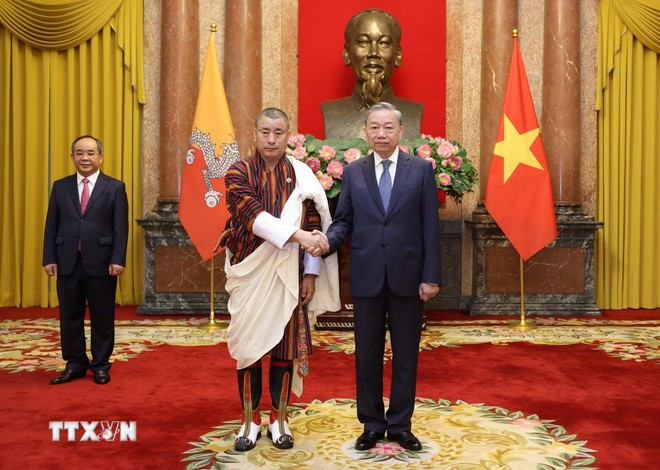 El secretario general del Partido Comunista y presidente del Estado, To Lam (derecha), recibe al embajador de Bután en Vietnam, Kinzang Dorji, quien acude a presentar sus cartas credenciales el 17 de septiembre de 2024. (Foto: VNA)