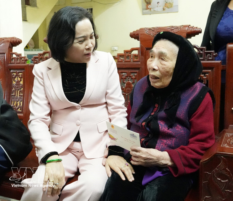 La vicepresidenta del Parlamento, Nguyen Thi Thanh, entrega regalos a una anciana en situación desfavorecida en la provincia norteña de Ninh Binh 9Fuente: VNA)