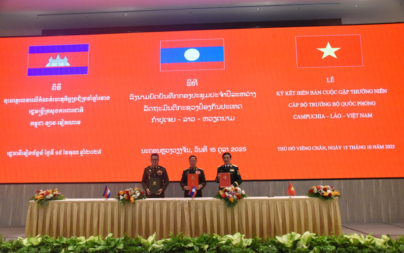 La reunión anual de los Ministros de Defensa de Vietnam, Laos y Camboya se celebra en Vientiane (Fuente: VNA)