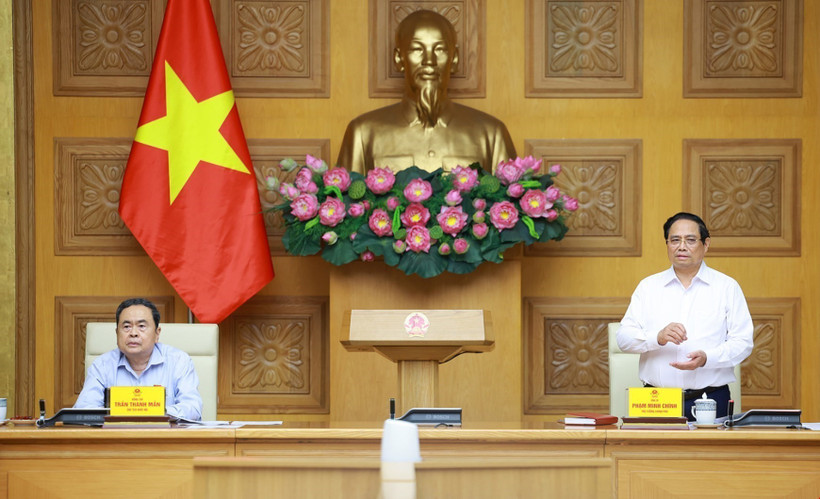 El primer ministro de Vietnam, Pham Minh Chinh, y el presidente de la Asamblea Nacional (Parlamento) del país, Tran Thanh Man, copresiden la cita (Fuente: VNA)
