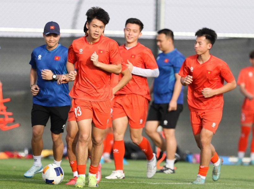 Los jugadores sub-17 de Vietnam se centran en el entrenamiento físico. (Foto: VFF)