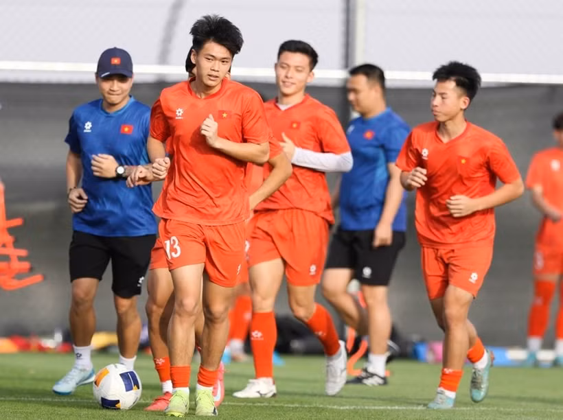 Los jugadores sub-17 de Vietnam se centran en el entrenamiento físico. (Foto: VFF)