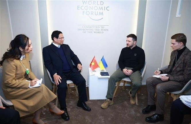 El primer ministro vietnamita, Pham Minh Chinh, se reunió con el presidente ucraniano, Volodymyr Zelensky, en Davos el 21 de enero (Fuente: VNA)