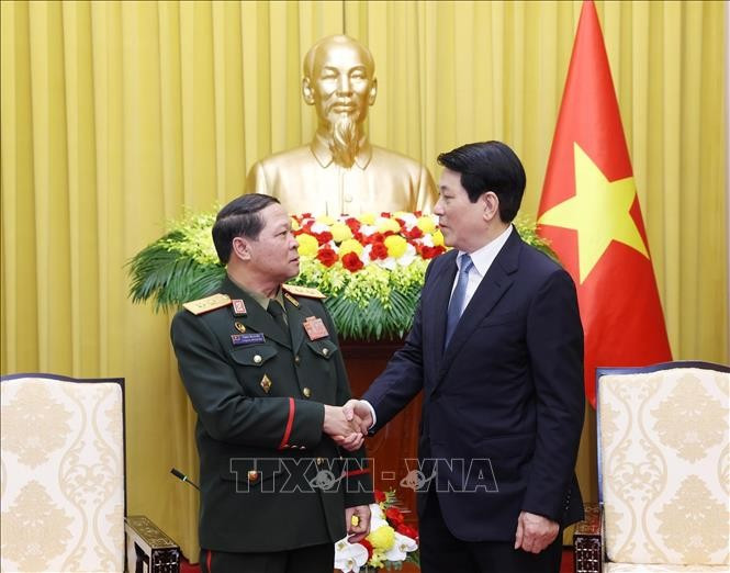 El presidente de Vietnam, Luong Cuong, (derecha) recibe al teniente general Vongsone Inpanphim, viceministro de Defensa y jefe del Departamento General de Política del Ejército Popular de Laos (Fuente: VNA)