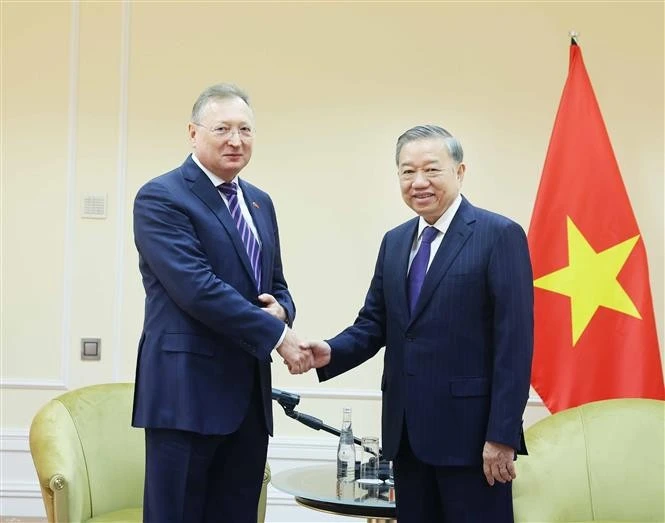 El secretario general del Partido Comunista de Vietnam, To Lam (derecha) y Sergei Ivanovich Kudryashov, director general de Zarubezhneft (Fuente: VNA)
