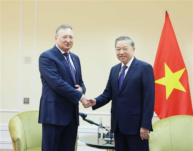 El secretario general del Partido Comunista de Vietnam, To Lam (derecha) y Sergei Ivanovich Kudryashov, director general de Zarubezhneft (Fuente: VNA)