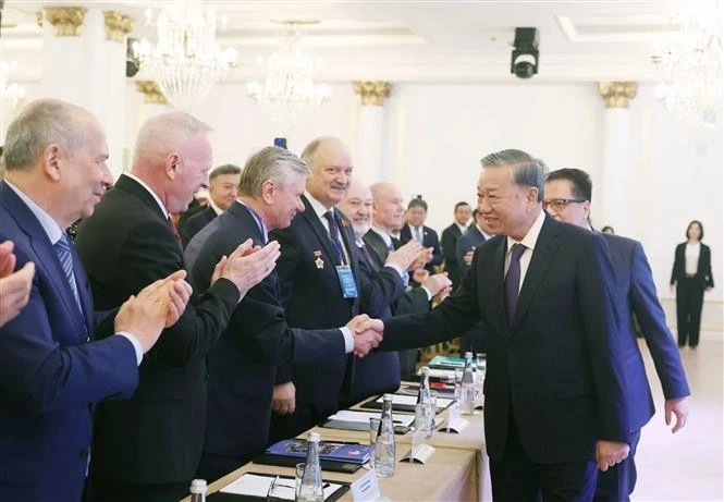 El secretario general del Partido Comunista de Vietnam, To Lam, se reúne con los intelectuales y expertos rusos que apoyaron a la nación indochina (Fuente: VNA)