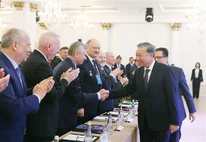 El secretario general del Partido Comunista de Vietnam, To Lam, se reúne con los intelectuales y expertos rusos que apoyaron a la nación indochina (Fuente: VNA)