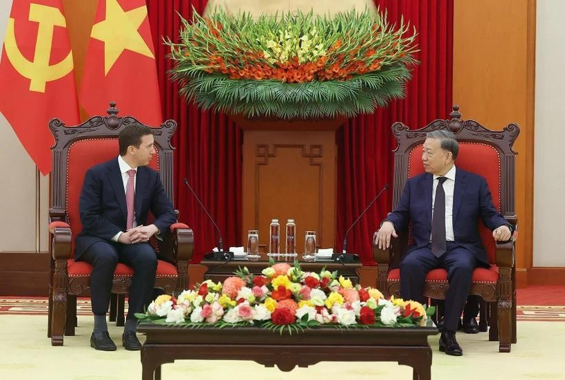 El secretario general del Partido Comunista de Vietnam, To Lam (derecha) recibe a Jeffrey David Perlman, director ejecutivo del fondo de inversión estadounidense Warburg Pincus (Fuente: VNA)