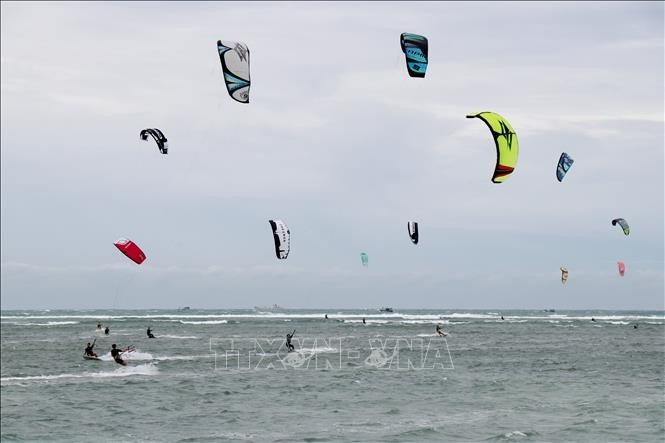 Más de 60 atletas de 12 países participaron en el torneo abierto de kitesurf 2024, que tuvo lugar en la provincia vietnamita de Ninh Thuan (Fuente: VNA)