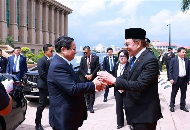 El primer ministro malasio, Anwar Ibrahim (derecha), recibe a su homólogo vietnamita, Pham Minh Chinh, en Kuala Lumpur (Foto: VNA)