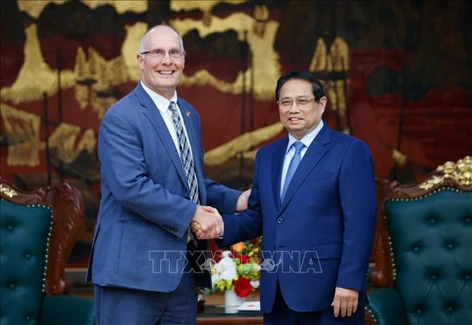 El primer ministro vietnamita, Pham Minh Chinh, recibe a John Moolenaar, congresista por Michigan (Fuente: VNA)