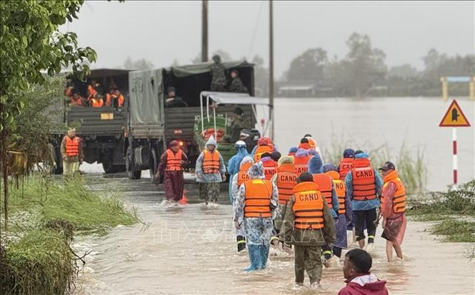 Las fuerzas competentes de Vietnam están concentrando todos los recursos para ayudar a la población del Centro y la Altiplanicie Occidental del país a superar las consecuencias de las históricas inundaciones (Fuente: VNA)