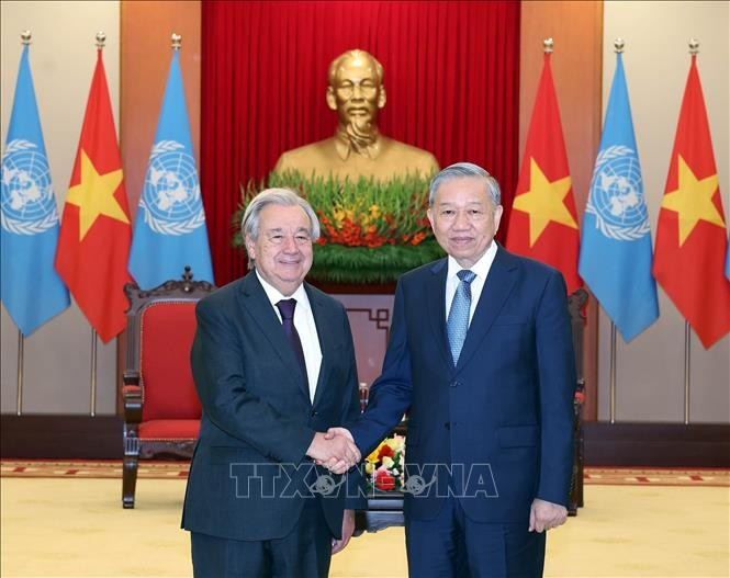 El secretario general del Partido Comunista de Vietnam, To Lam (derecha) recibe al secretario general de la ONU, António Guterres (Fuente: VNA)