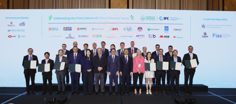Representantes de los bancos vietnamitas se tomaron una foto con miembros de la Alianza de Banca Comercial Verde (Fuente: VNA)