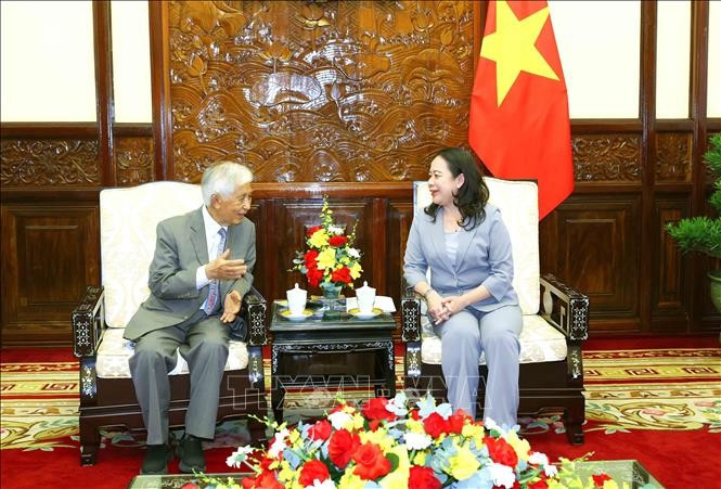 La vicepresidenta de Vietnam, Vo Thi Anh Xuan, reciabe a Tran Thanh Van, presidente de la Asociación Científica "Encuentros de Vietnam" (Fuente: VNA)