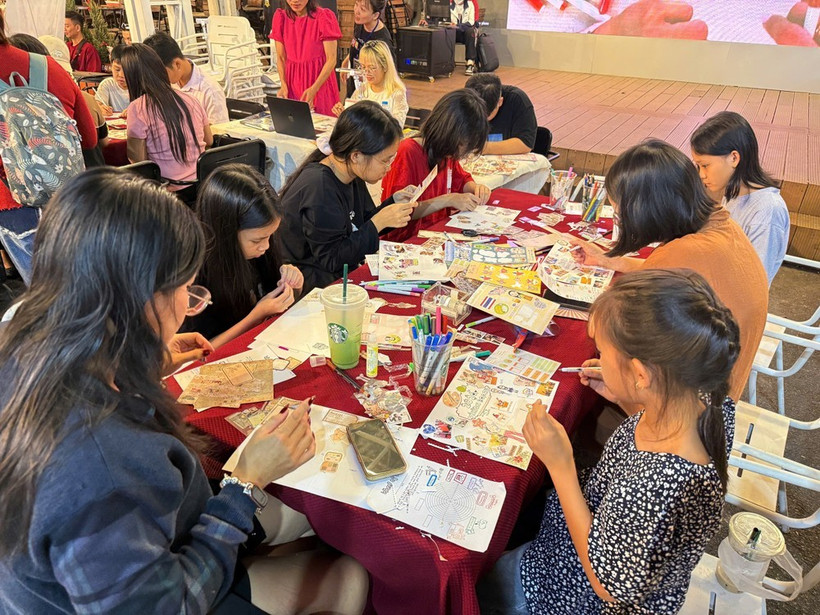La segunda edición del Festival del Libro y la Cultura Nocturna abre sus puertas en la calle de libros Nguyen Van Binh (Fuente: VNA)